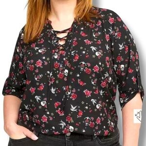 Torrid Harper Black Blouse- Red and Pink Floral Design- Skulls and Roses! Size 2